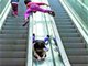 女子超市扶梯上想救孩子不慎摔伤 状告超市索赔8万余元