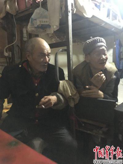 重庆6名老人抱团租15平米房生活 年龄相加近400岁