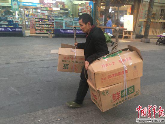 重庆6名老人抱团租15平米房生活 年龄相加近400岁